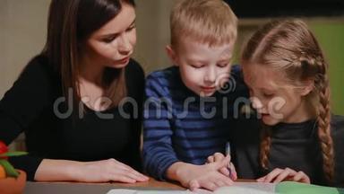 母女俩在做学校<strong>作业</strong>，一个小男孩在看。 哥哥<strong>帮</strong>忙做<strong>作业</strong>。